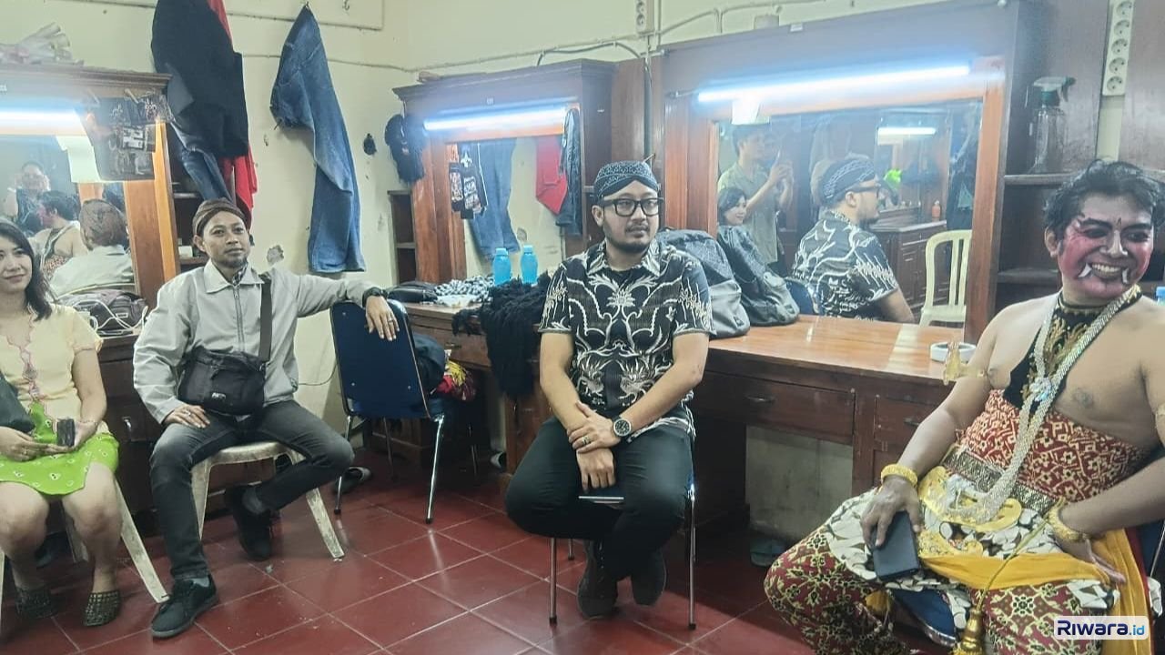 Suasana persabatan PB XIV dengan Pemain Wayang Orang di Sriwedari kamis 23 September 2026